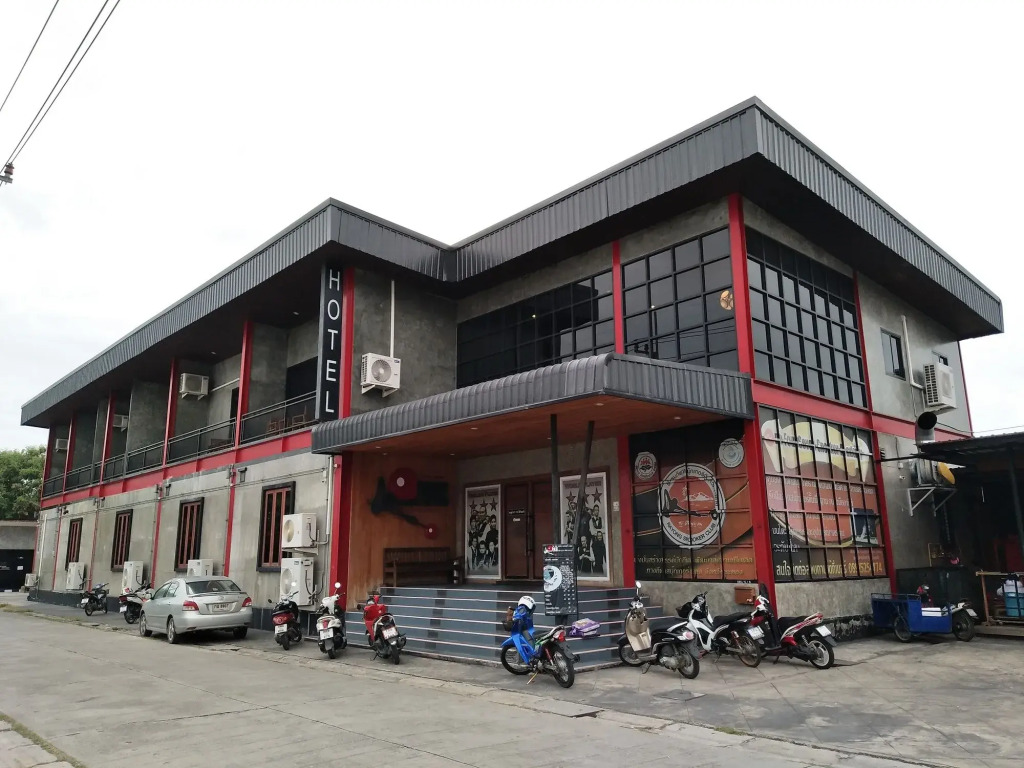 One Four Seven Hotel & Snooker Bar