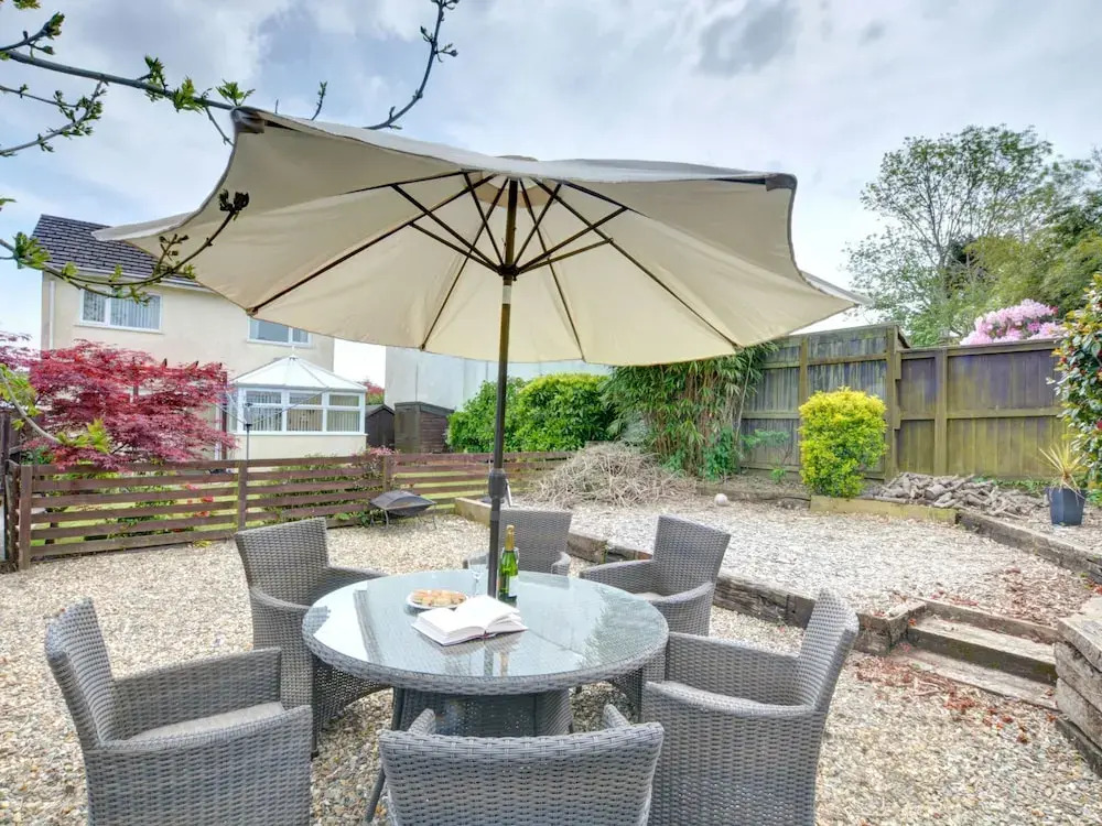Detached Holiday Home With Beautiful Conservatory, Decorative Fireplace, and Charming Garden