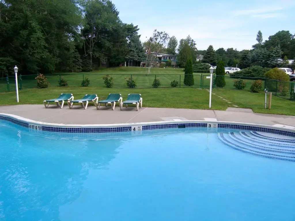 Hamlet Inn - PASSES TO COOPERS BEACH