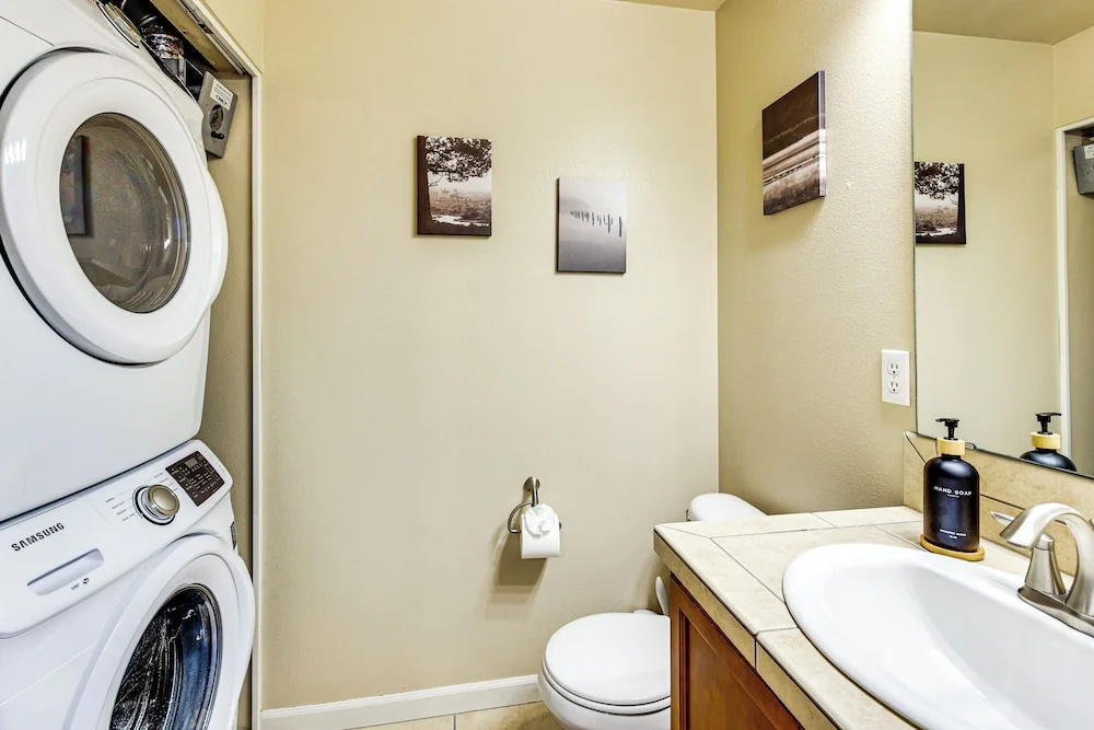 4 Mi to Dtwn, Commuter-friendly Apt in Tacoma