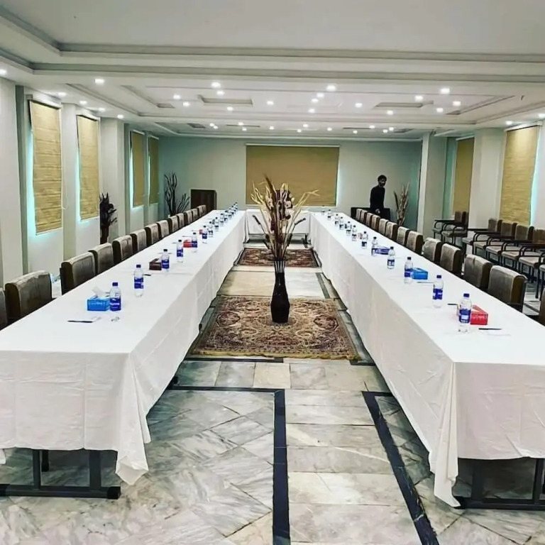 Hotel Silver Oaks