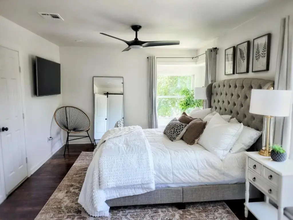 Historic Villa + 1min from Plaza District + Hot Tub + Pool Table + Friendly