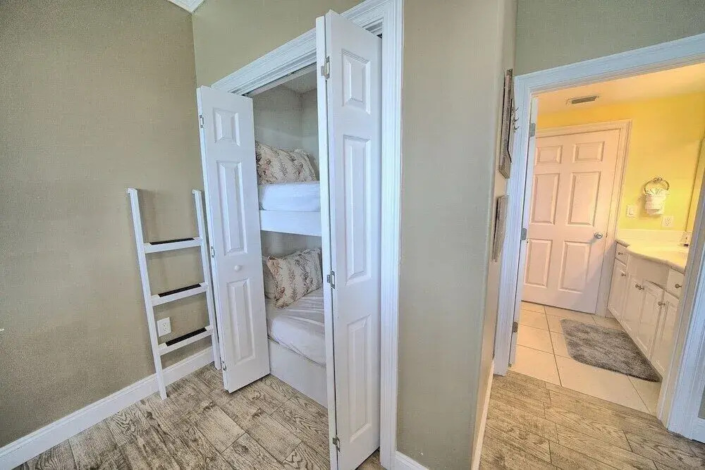 Beautiful Condo with Spacious Balcony to Enjoy Fascinating Ocean View - Unit 1002 by RedAwning