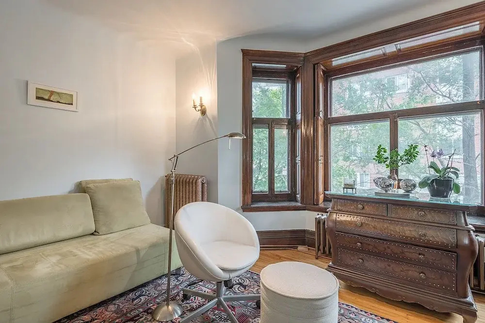 Beautiful Vintage 2BR- Heart Of Downtown