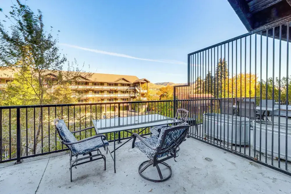 Walk to the Lake: Chelan Condo w/ Mtn Views!