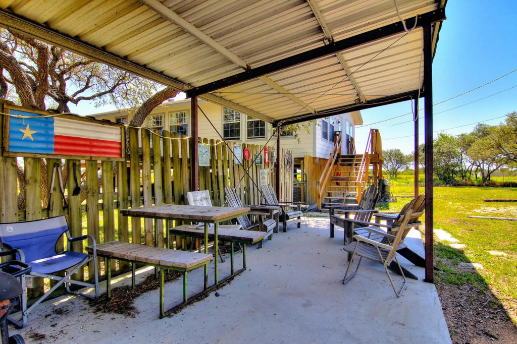 Fantasy Oaks Lodge 4 Bedroom Home by RedAwning