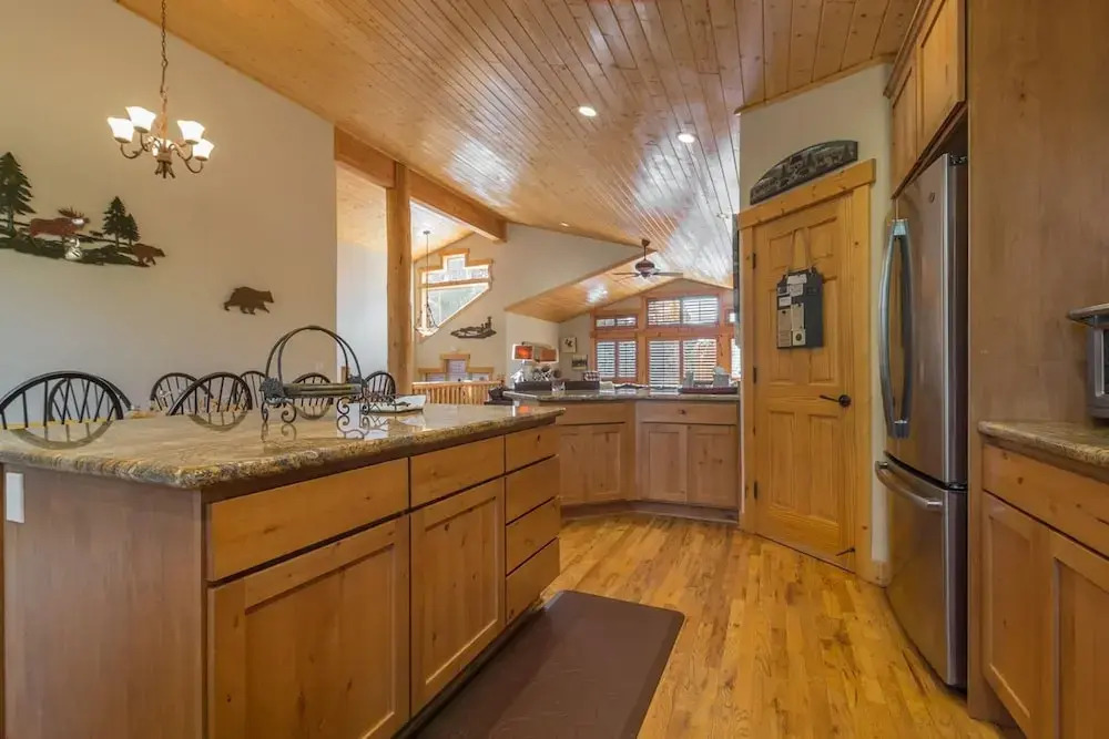 Spacious Mountain Modern Home Sleeps 12 in KB!