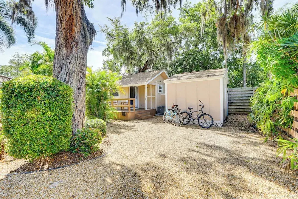 Inviting Sarasota Cottage: 5 Mi to Beach Access!