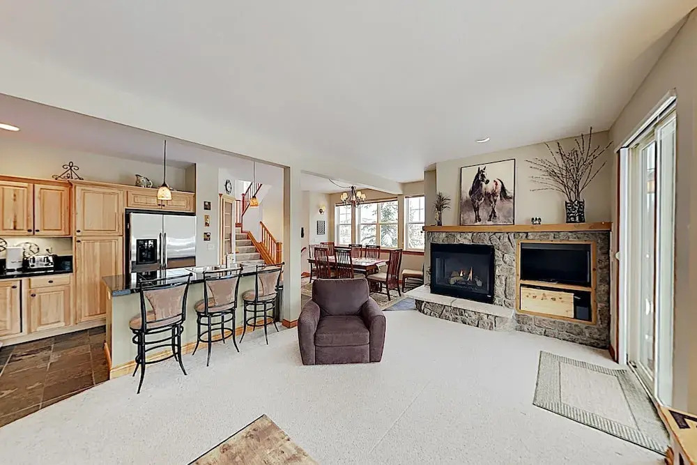 Classy W/ Private Hot Tub & Garage 3 Bedroom Condo