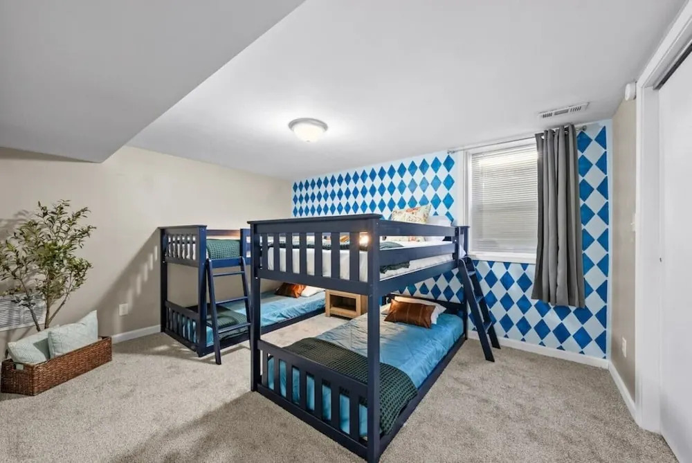 564 Massive 5 Bedroom With hot tub Close to Plaza