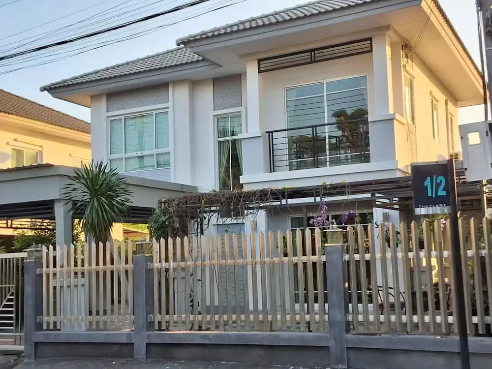 Spacious Entire House With Shared Fitness Room and Shared Indoor Pool in Club