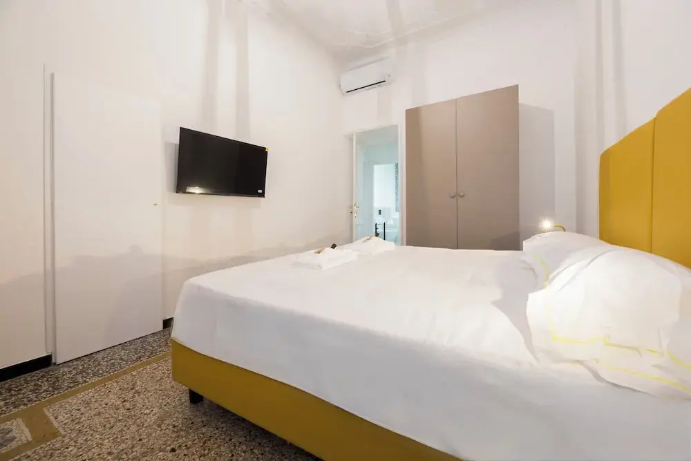 Airy 5BR Flat with Balcony - Old Town
