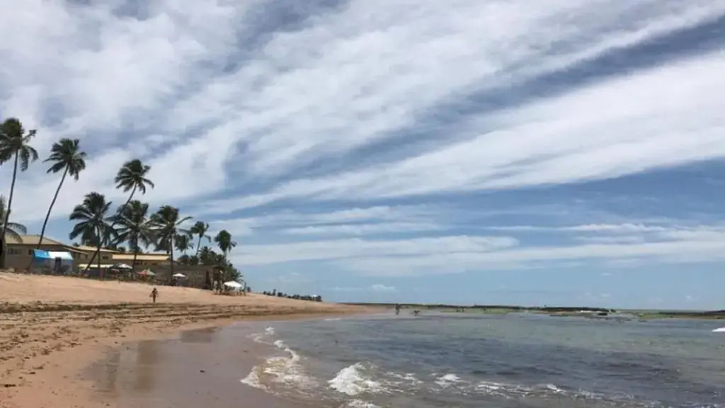 Linda casa com piscina na praia de Jauá