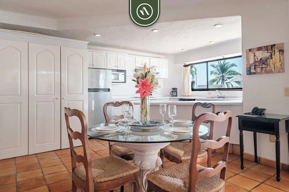 Amazing 2 BR Condo Overlooking the Pool - Romantic Zone