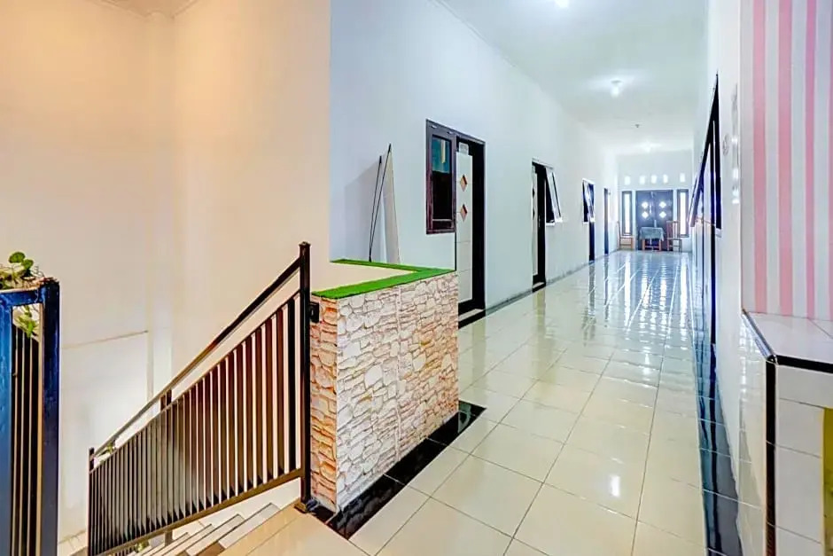RedDoorz near Plaza Araya Malang