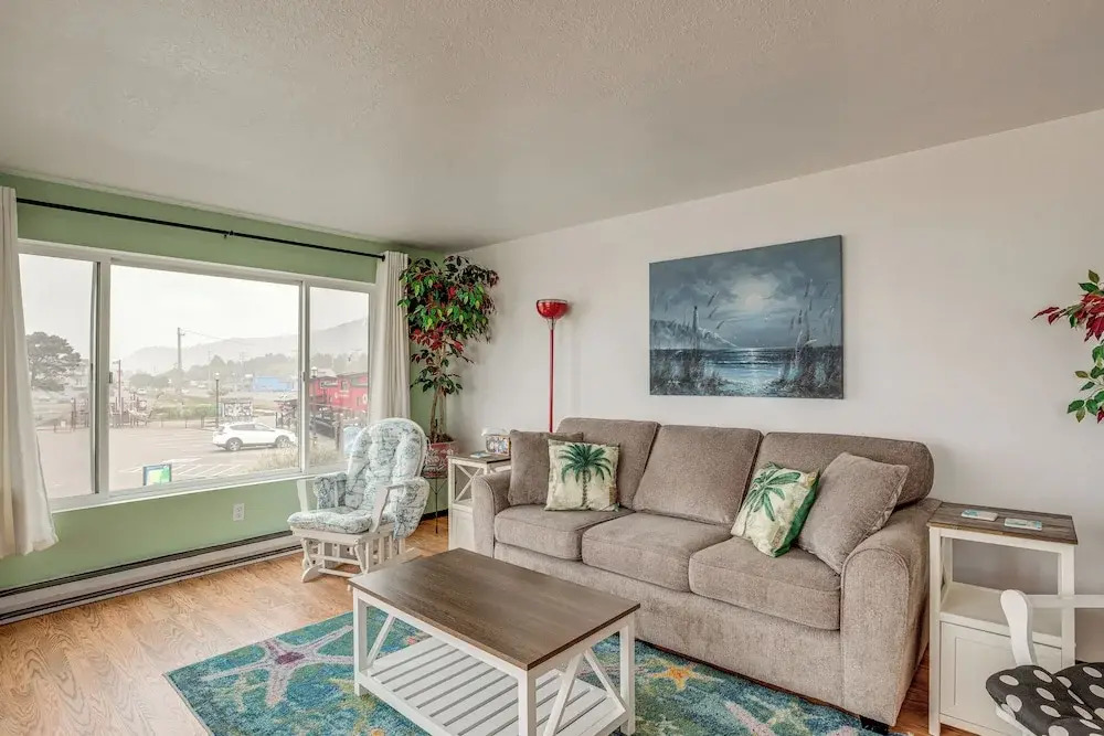 Quaint Rockaway Beach Gem: Walk to Shore!