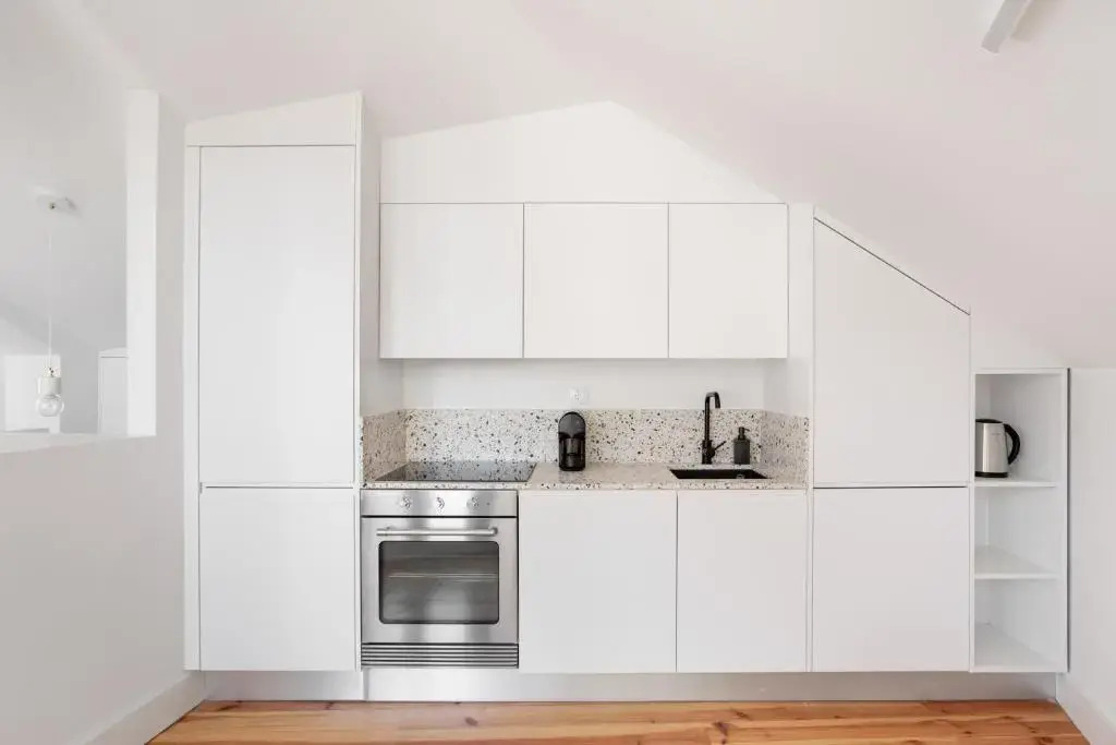 Spacious 6Bedroom House w/ Sunny Terrace in Lisbon