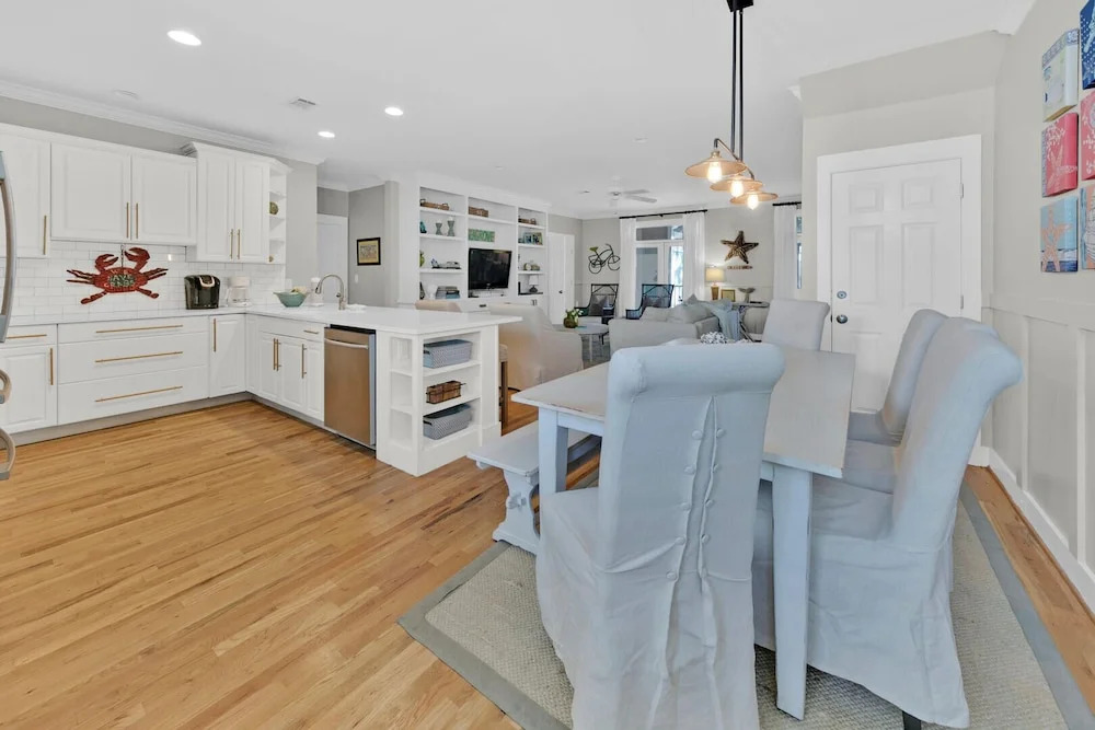 Spacious 4-bedroom Beach Retreat: Ideal for Families & Groups!