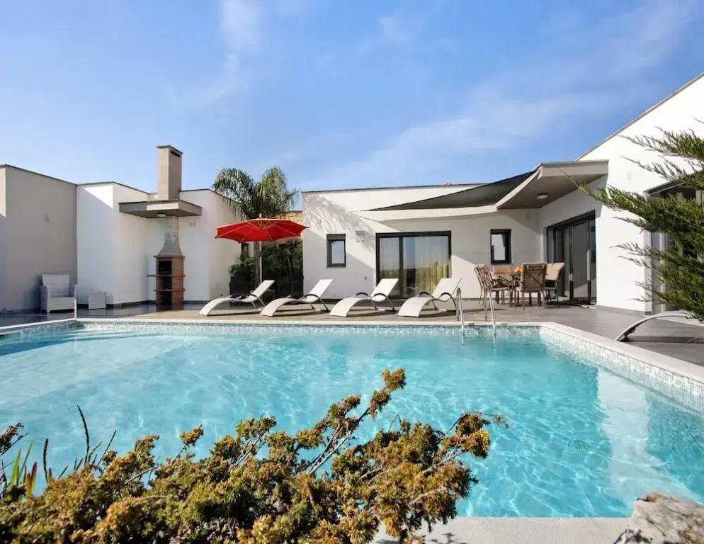 Spacious Villa in Salir de Mato With Private Pool, Terrace