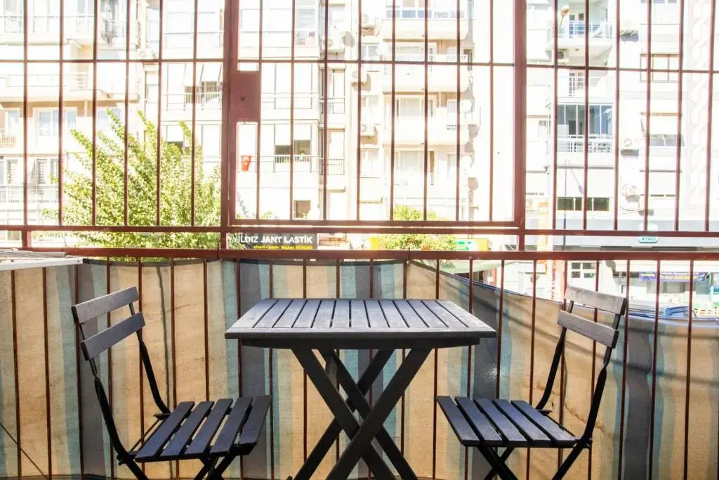 Vibrant and Central Flat in Karsiyaka Near Sea