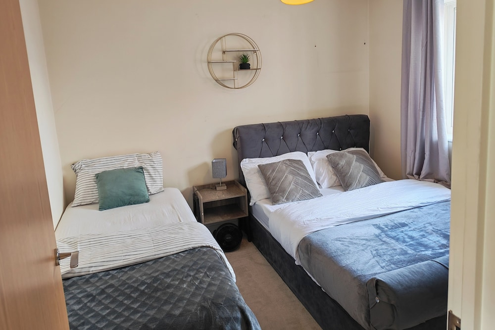 3 Bedroom House Sleeps 7 - Pets Ok - Free Parking