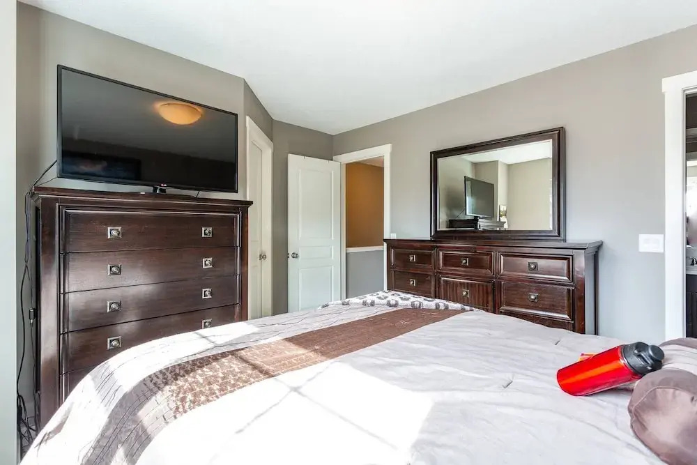 Upscale Townhome,banff,spruce Meadows ,pets