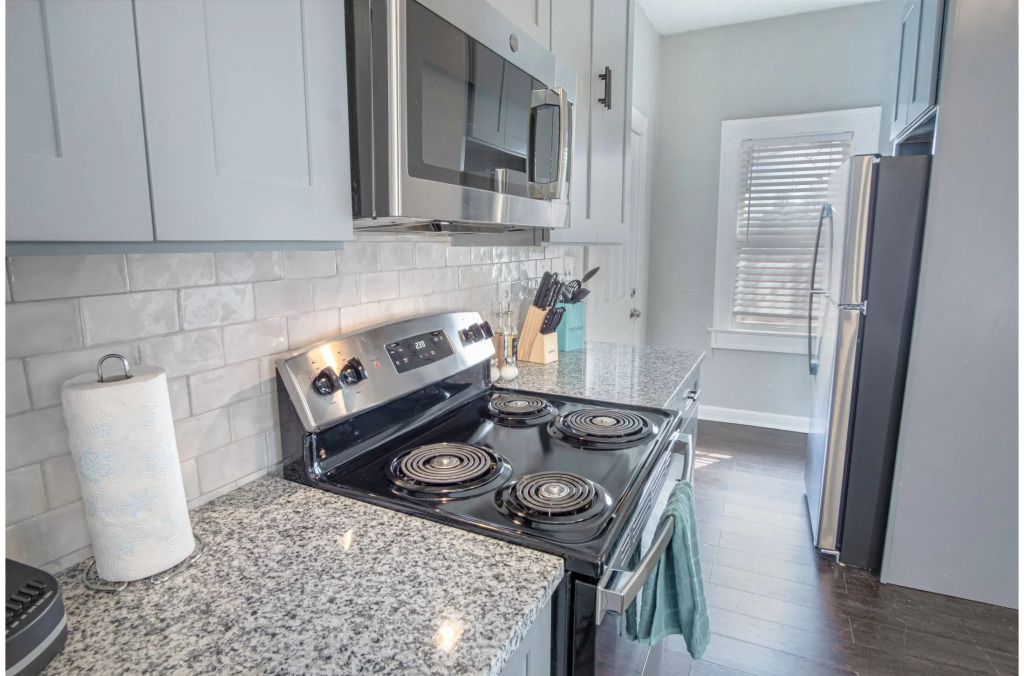 Trendy 3 BR Prime Apt Near Downtown