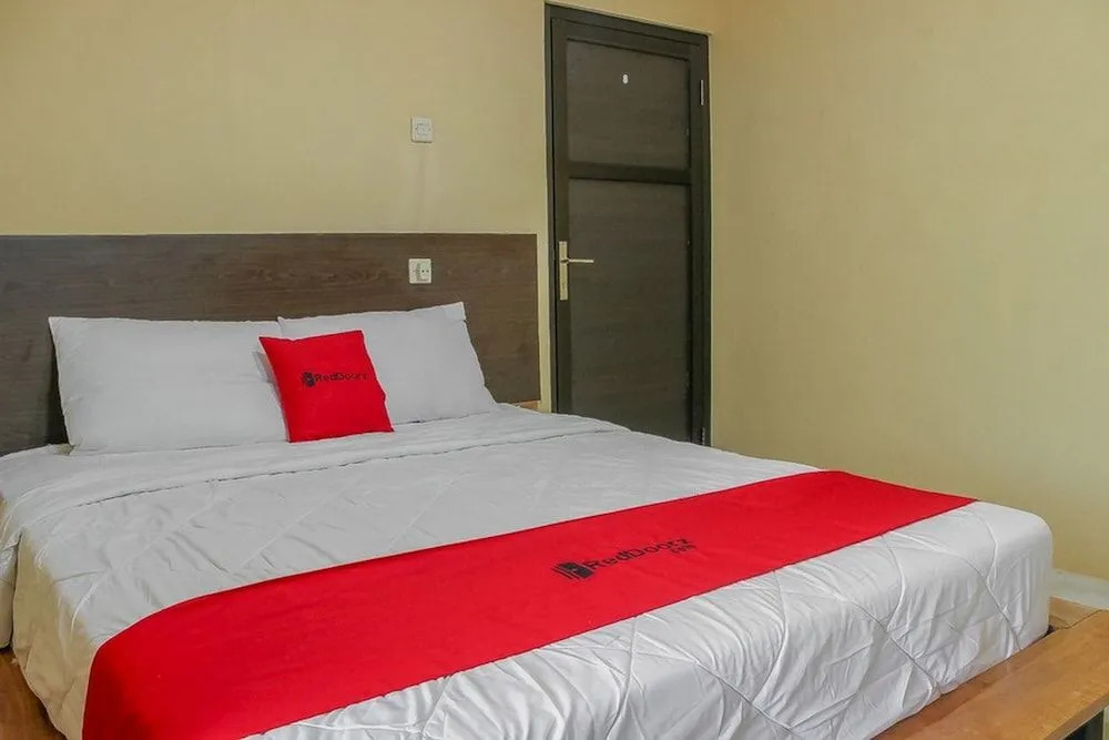 RedDoorz Syariah near Pasar Modern Cikopo