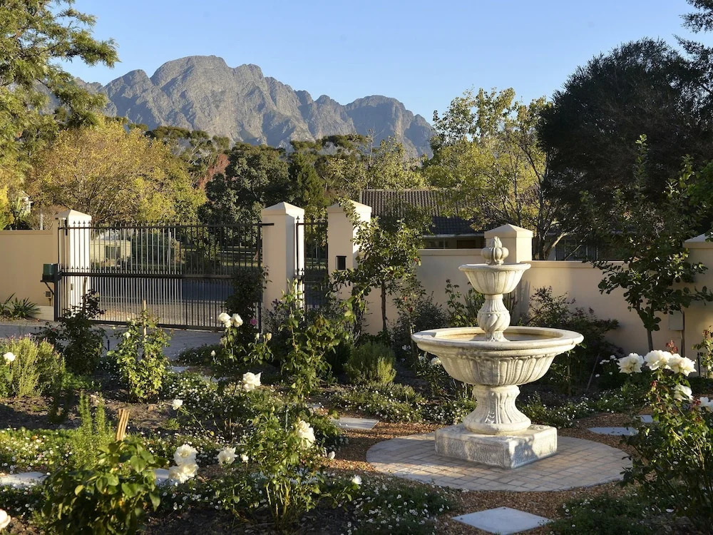 Lovely Self-catering Home, in Quiet Area, 10 Minutes Walk to Restaurants No01