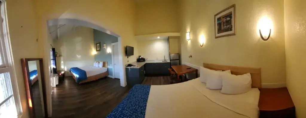 Econo Lodge Inn & Suites