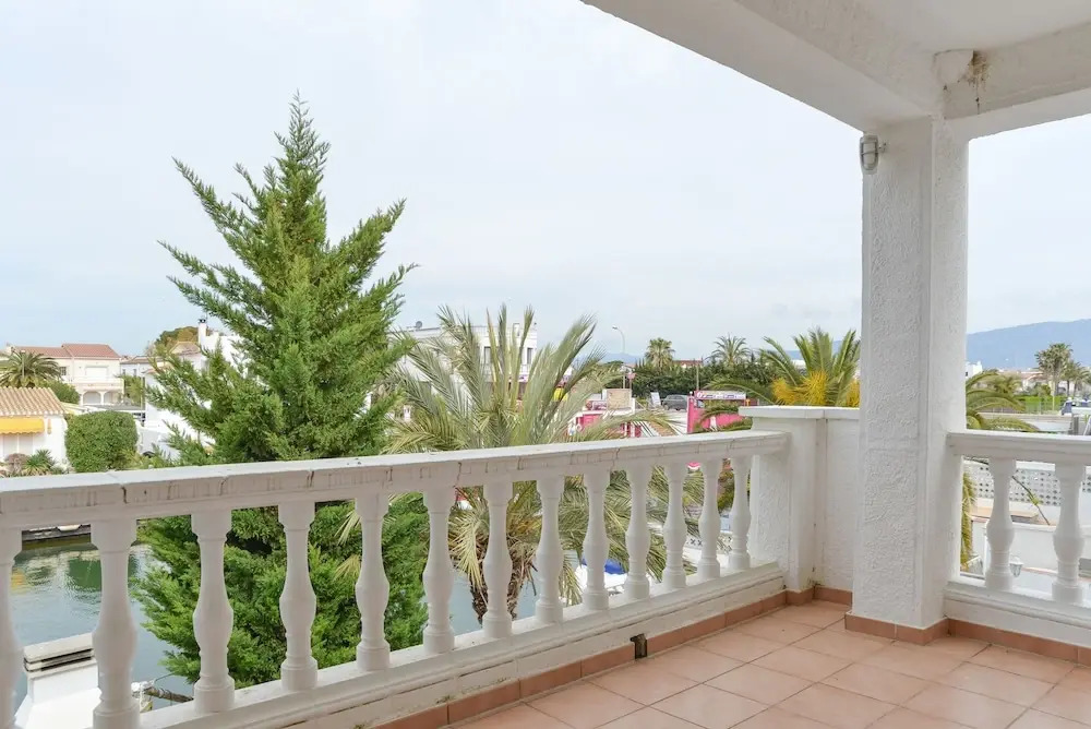 Villa Requesens on Canal