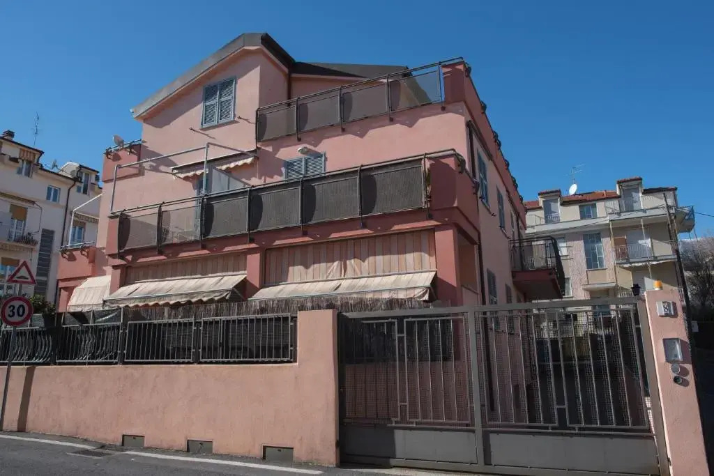 Dante 8 Apartments
