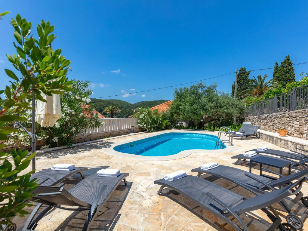 Villa in Selca With Pool Near Adriatic Sea