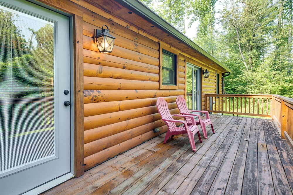 Secluded, Private! Forested Hendersonville Retreat