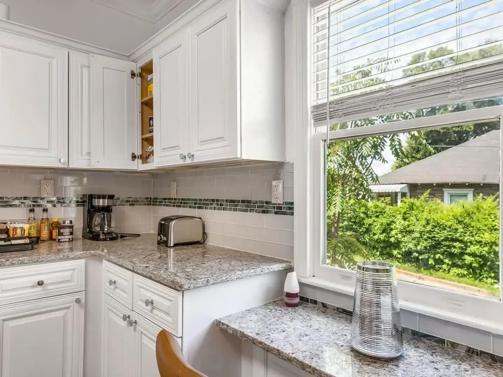 7 bedrooms Spacious House Near Downtown w Parking