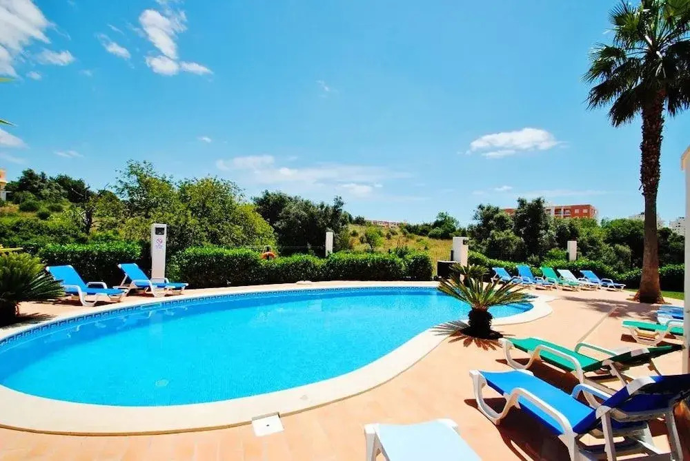 Villa Santa Rosa - Conforto e lazer com piscina e zona de jogos em Armação de Pêra