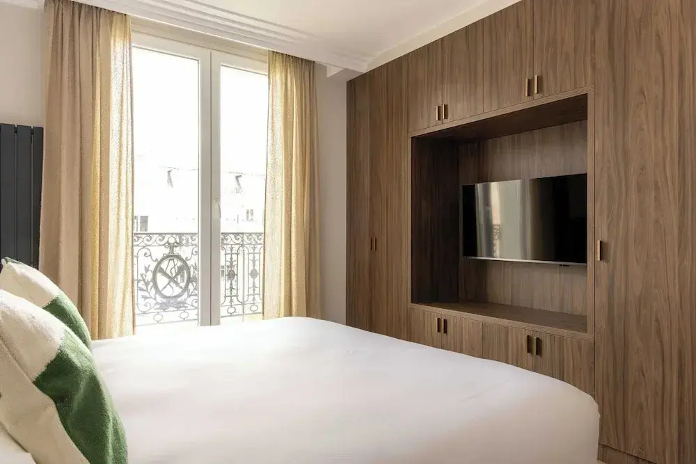 Apartment for 8 People in Grenelle