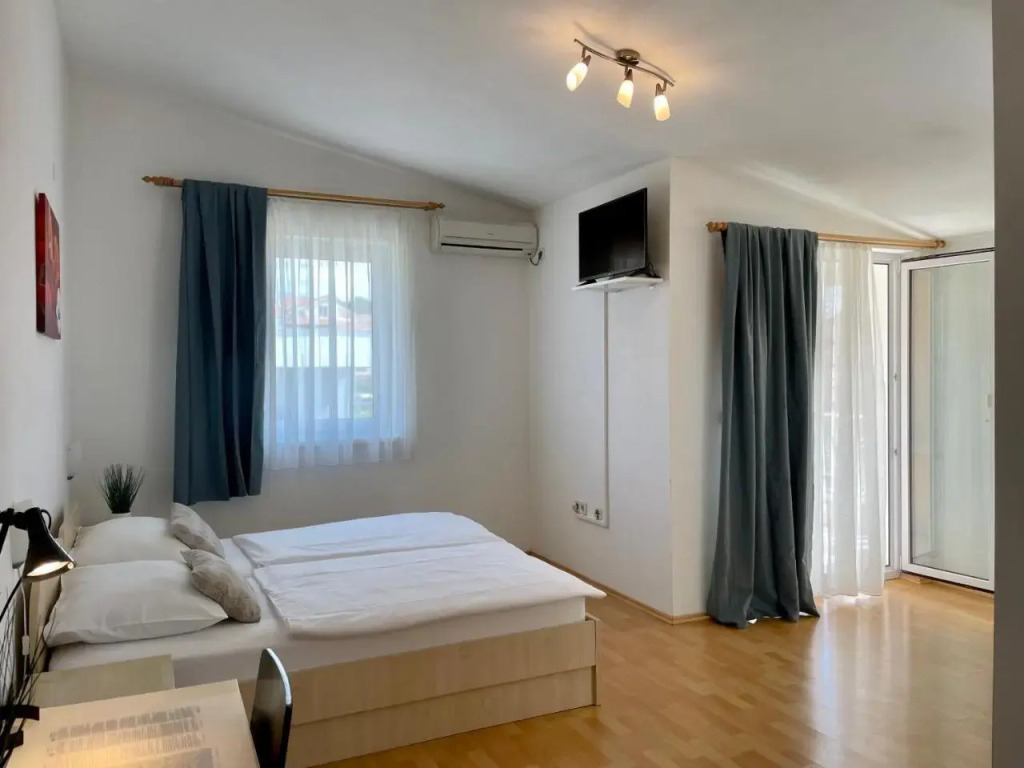 Rooms and Apartments Ana