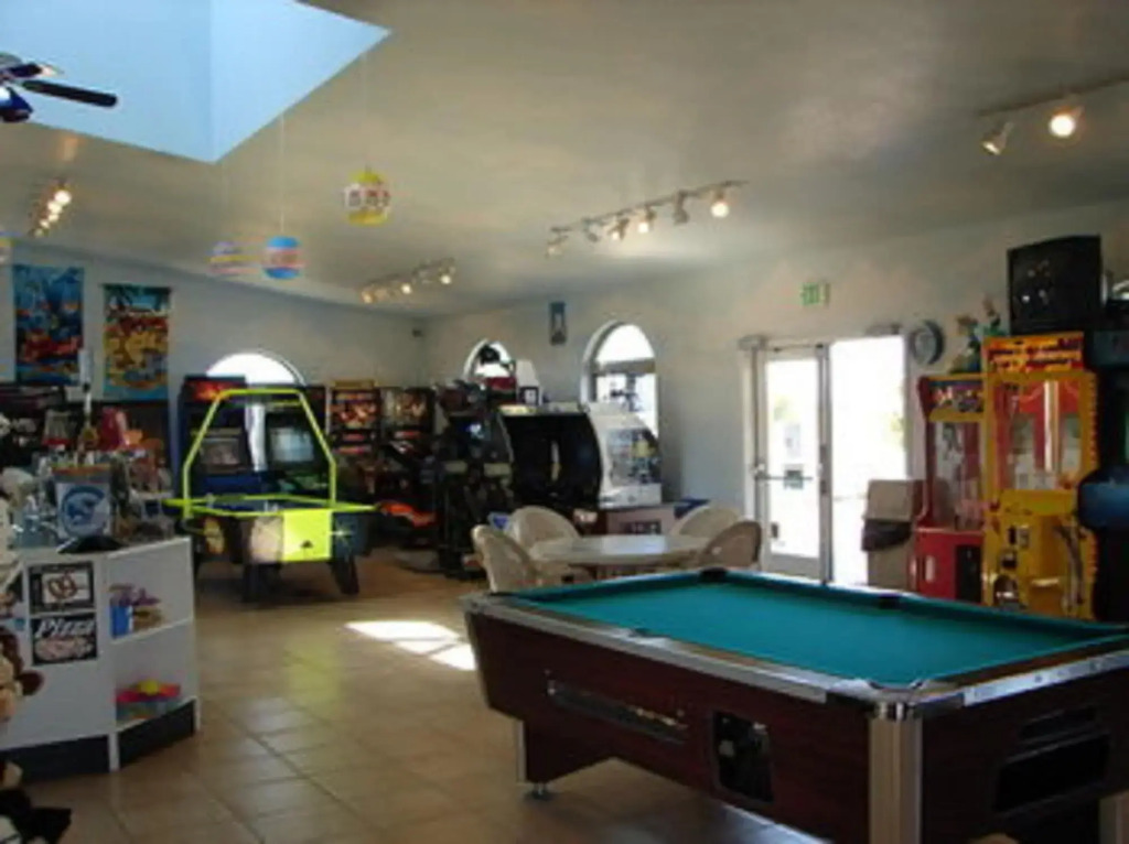 Emerald Dolphin Inn & Mini Golf