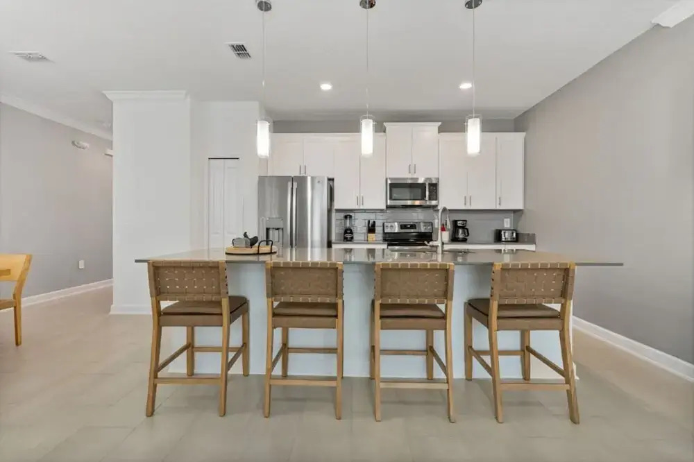 Amazing 4bdr House Storey Lake
