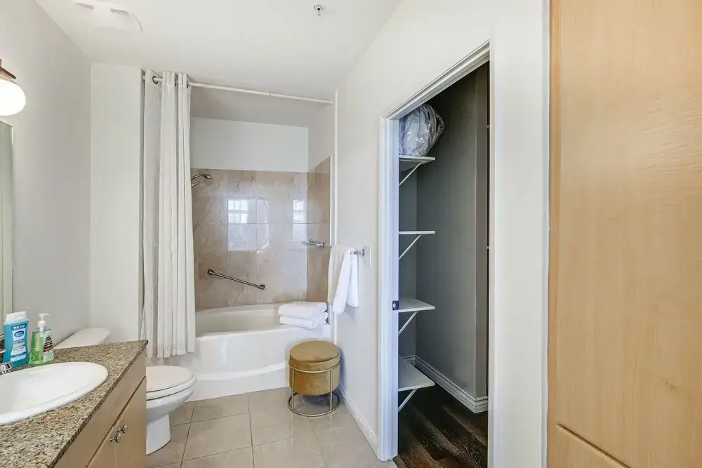Luxe Long Beach Condo w/ Pool: 1 Mi to Shoreline!