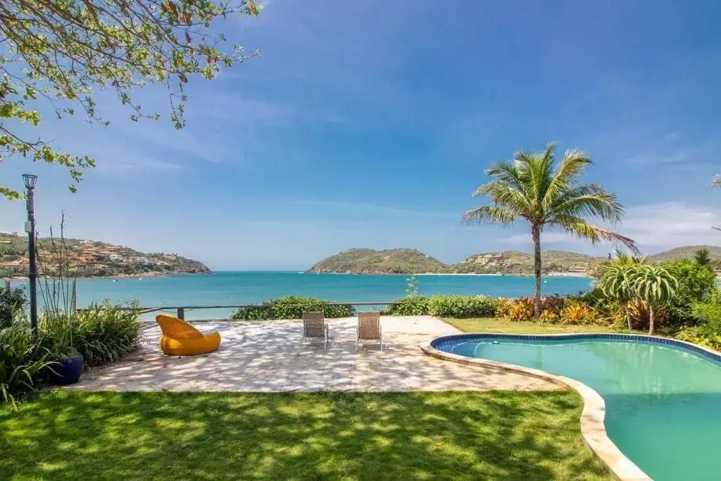 Mansão Beira Mar com Cinco Suítes na Praia da Ferradura - Por Luxury Rentals