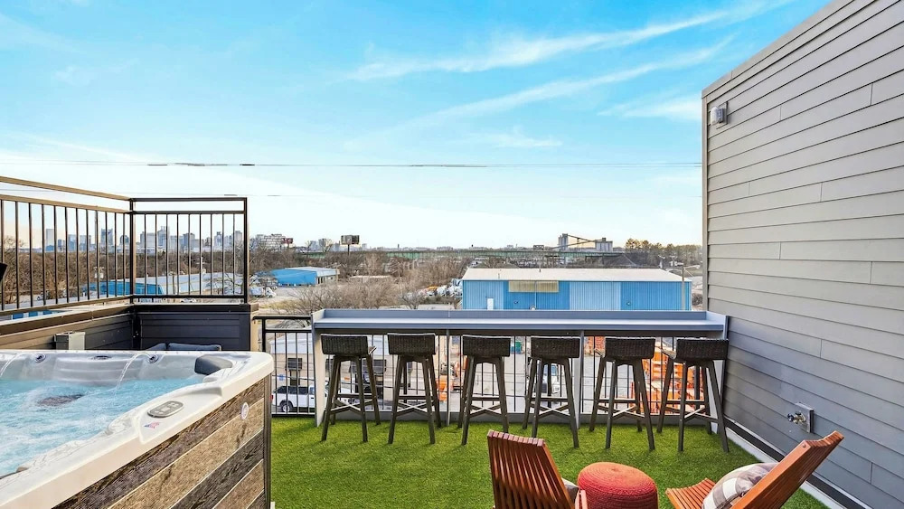 The Lodge by Avantstay Private Rooftop Lounge + Hot Tub + Skyline Views + Near Broadway