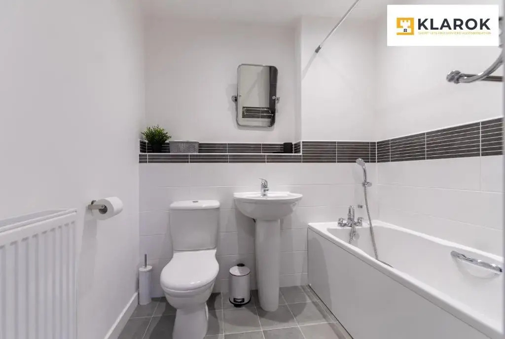 Large 2bed Central Apartment inc Free Parking by Klarok Accommodation Ltd