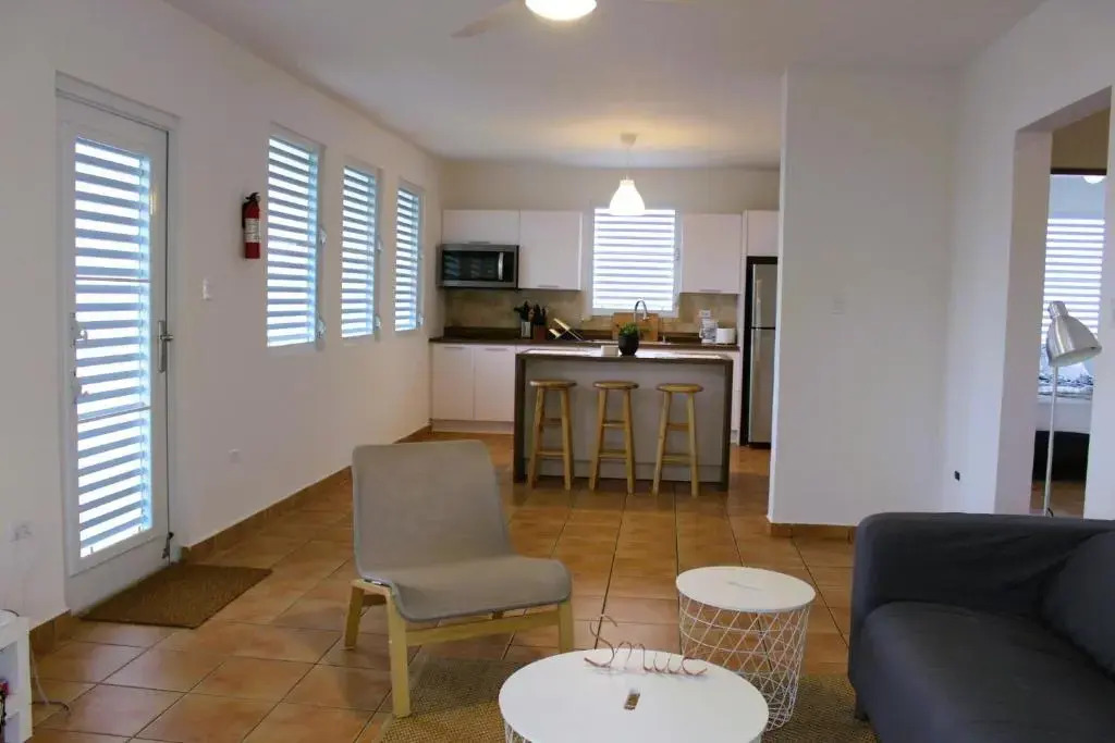 2 bdr apt - 4 min walk to Sandy Beach