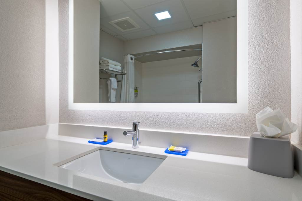 Holiday Inn Express Hotel & Suites Woodbridge by IHG