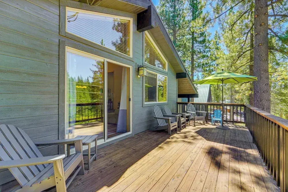 Sunny Cabin: 1 Mi to Tahoe Donner Resort!