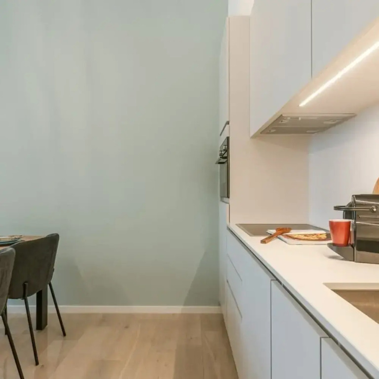 Bright Apartment Near the Beach