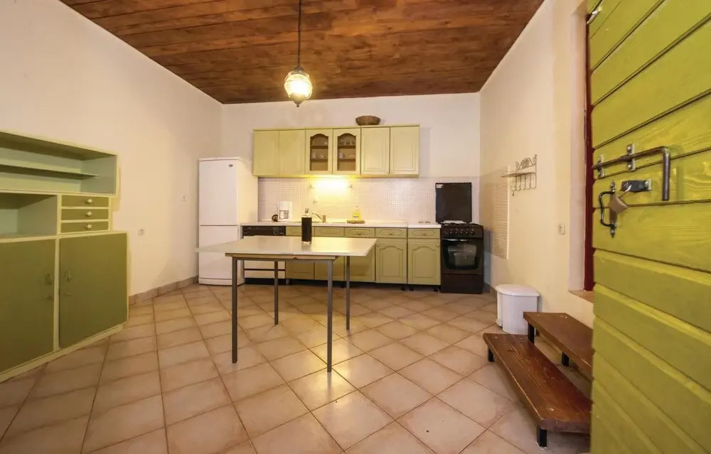 Amazing Home in Lozovac with Hot Tub, WiFi & 4 Bedrooms