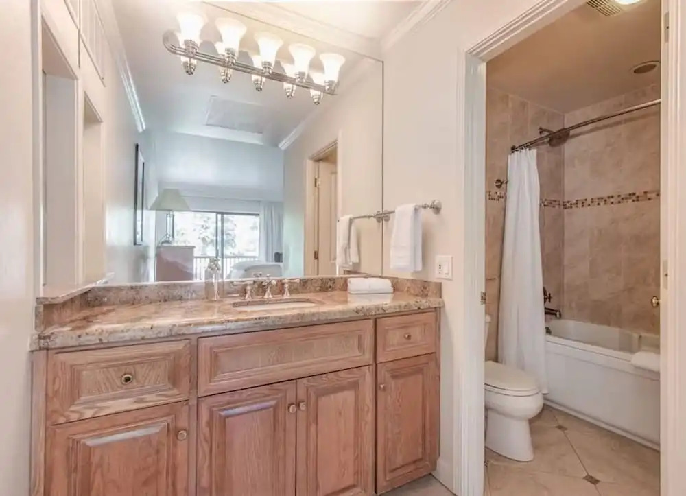 2BR Near Wineries Golf Course View Parking